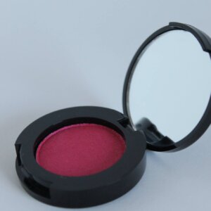 Loes Mineral Oejenskygge Hot Pink En sund og naturlig oejenskygge fra Lingren Cosmetics mineral makeup